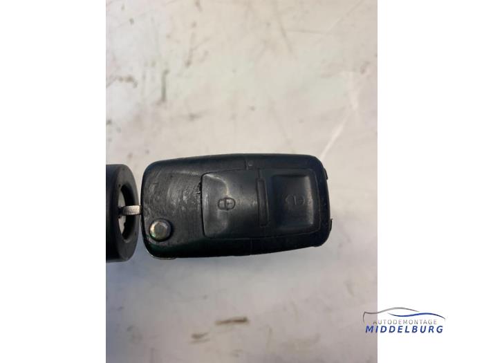 Cerradura de contacto y llave de un Volkswagen Bora (1J2) 1.4 16V 2001