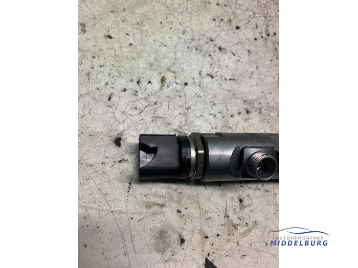 Fuel injector nozzle from a BMW 1 serie (E87/87N) 118d 16V 2008