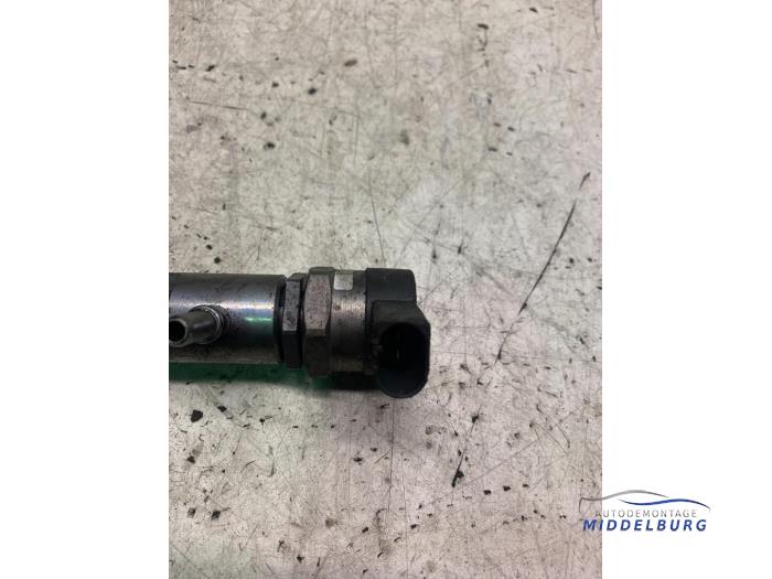 Fuel injector nozzle from a BMW 1 serie (E87/87N) 118d 16V 2008
