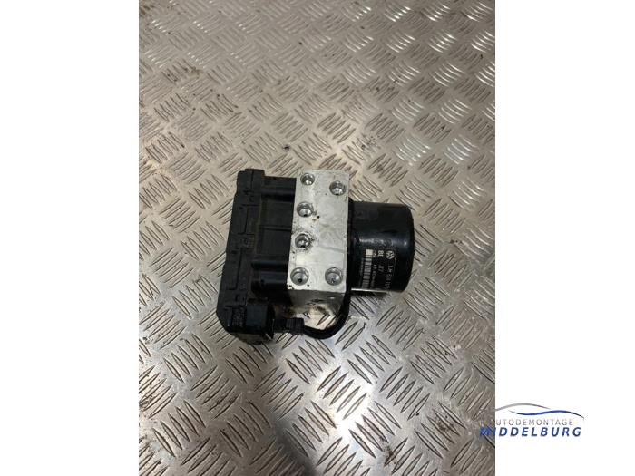 Usagé Pompe ABS Volkswagen Golf IV (1J1) 1.4 16V Prix € 9,00 Règlement à la marge proposé par Autodemontagebedrijf Middelburg B.V