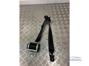 Begagnade Främre säkerhetsbälte, höger Opel Astra H SW (L35) 1.9 CDTi 100 Pris € 11,00 Marginaltabell erbjuds av Autodemontagebedrijf Middelburg B.V
