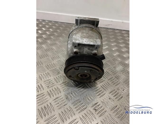 Air conditioning pump from a Renault Laguna II Grandtour (KG) 1.9 dCi 100 2005
