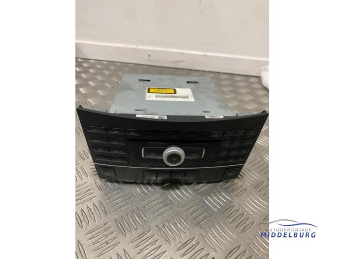 Używane Radio Mercedes E (W212) E-250 CDI 16V BlueEfficiency,BlueTec Cena € 73,00 Procedura marży oferowane przez Autodemontagebedrijf Middelburg B.V