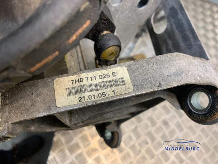 Gearchange mechanism Volkswagen Transporter T5 1.9 TDi 7H0711025E GTV