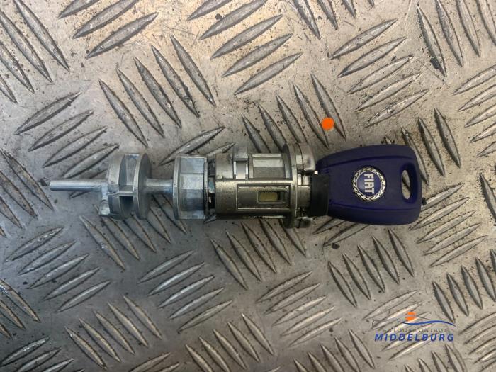 Używane Stacyjka + Kluczyk Fiat Punto II (188) 1.2 16V Cena € 14,00 Procedura marży oferowane przez Autodemontagebedrijf Middelburg B.V