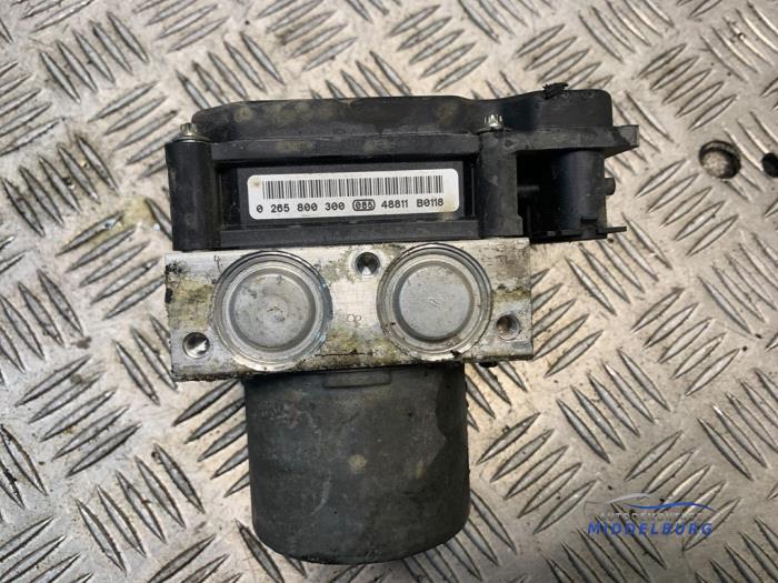 ABS pump from a Renault Megane II CC (EM) 1.9 dCi 115 2004