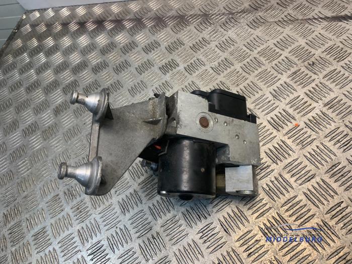 Usagé Bloc ABS Mercedes S (W220) 5.0 S-500 V8 24V Prix € 24,00 Règlement à la marge proposé par Autodemontagebedrijf Middelburg B.V