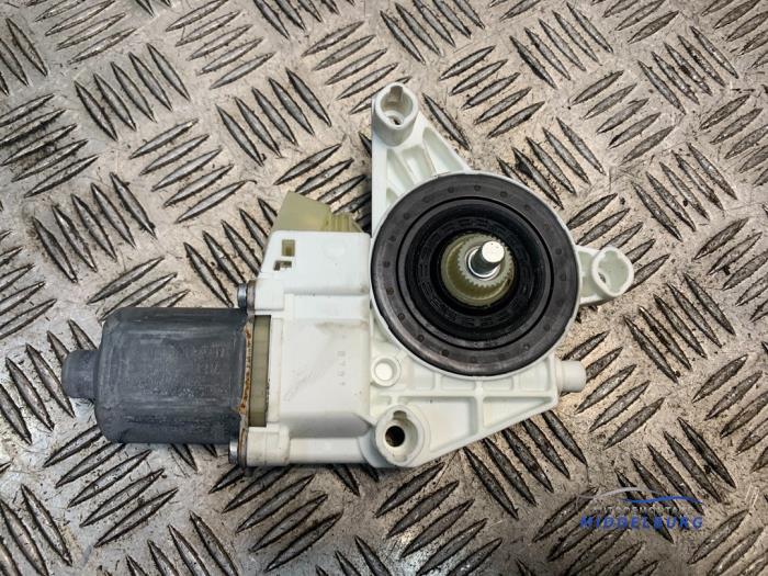 Usados Motor de ventanilla de puerta Mercedes ML II (164/4JG) 3.0 ML-320 CDI 4-Matic V6 24V Precio € 14,00 Norma de margen ofrecido por Autodemontagebedrijf Middelburg B.V