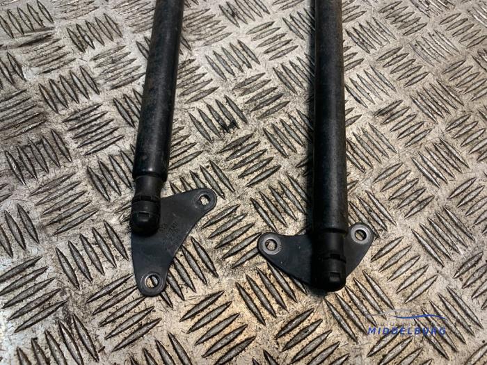 Set of tailgate gas struts from a Volkswagen Tiguan (5N1/2) 1.4 TSI 16V 4Motion 2008