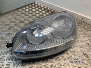 Używane Reflektor lewy Volkswagen Golf V (1K1) 1.9 TDI Cena € 25,00 Procedura marży oferowane przez Autodemontagebedrijf Middelburg B.V