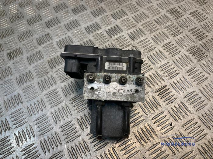 Usagé Pompe ABS Audi A6 (C6) 2.4 V6 24V Prix € 150,00 Règlement à la marge proposé par Autodemontagebedrijf Middelburg B.V