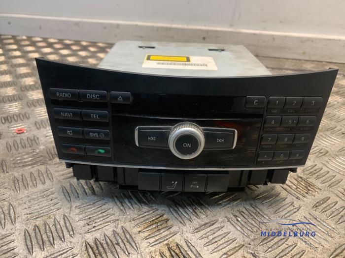 Używane Radio Mercedes E (W212) E-220 CDI 16V BlueEfficiency,BlueTEC Cena € 124,00 Procedura marży oferowane przez Autodemontagebedrijf Middelburg B.V