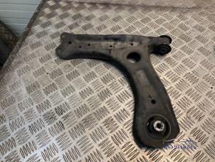 Begagnade Främre gaffelben, vänster Volkswagen Polo V (6R) 1.2 TDI 12V BlueMotion Pris € 12,00 Marginaltabell erbjuds av Autodemontagebedrijf Middelburg B.V