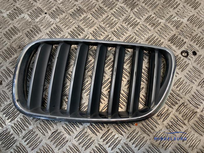 Begagnade Grill BMW X3 (E83) xDrive20d 16V Pris € 34,00 Marginaltabell erbjuds av Autodemontagebedrijf Middelburg B.V