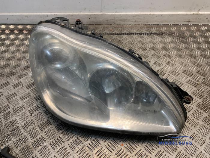 Używane Reflektor prawy Mercedes S (W220) 3.2 S-320 CDI 24V Cena € 90,00 Procedura marży oferowane przez Autodemontagebedrijf Middelburg B.V