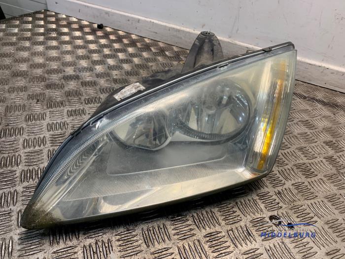 Używane Reflektor lewy Ford Focus 2 Wagon 1.8 TDCi 16V Cena € 24,00 Procedura marży oferowane przez Autodemontagebedrijf Middelburg B.V