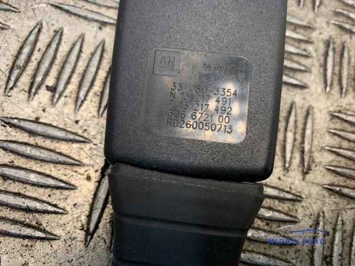 Front seatbelt buckle, right from a Opel Zafira (F75) 1.6 16V 2002