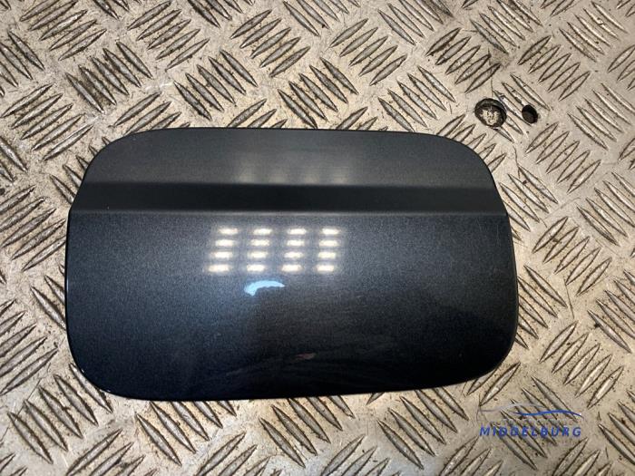 Tank cap cover from a Mercedes-Benz C Estate (S204) 2.2 C-200 CDI 16V BlueEFFICIENCY 2011