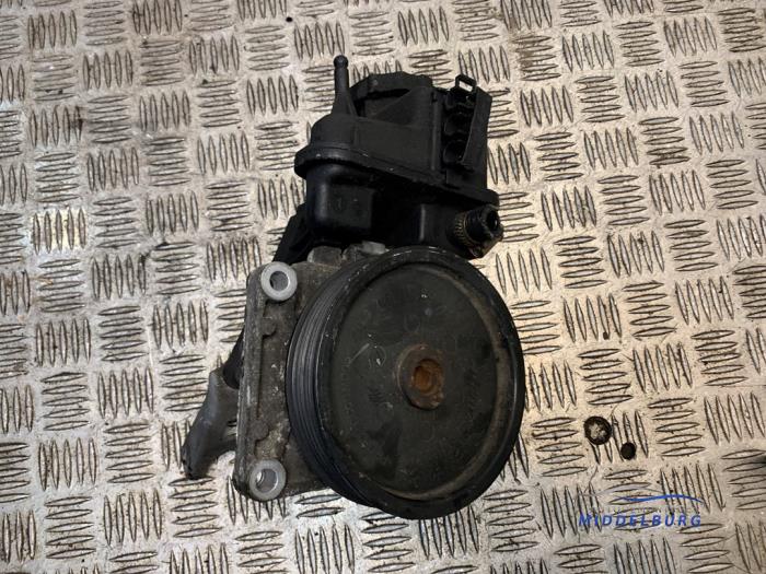 Power steering pump from a Mercedes-Benz Vito (639.6) 2.2 113 CDI 16V Euro 5 2012