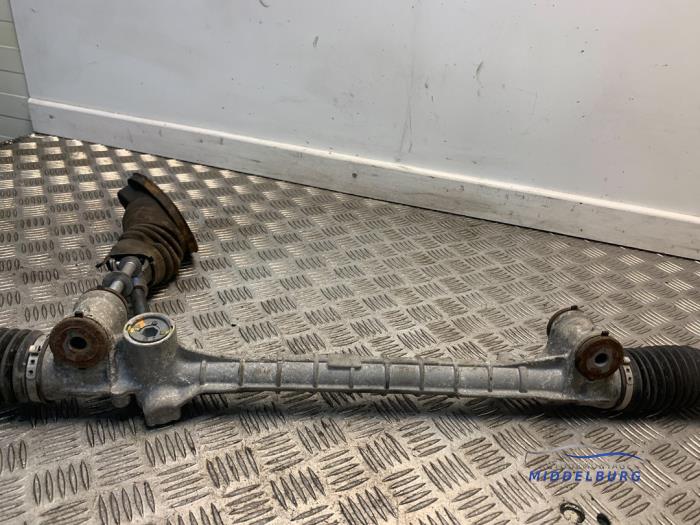 Steering box from a Peugeot 107 1.0 12V 2011