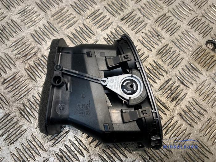 Dashboard vent from a Volkswagen Tiguan (5N1/2) 1.4 TSI 16V 4Motion 2008