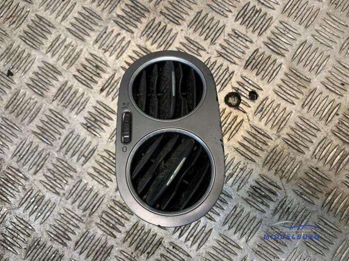 Dashboard vent from a Volkswagen Tiguan (5N1/2) 1.4 TSI 16V 4Motion 2008