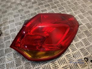 Usagé Feu arrière droit Opel Astra J (PC6/PD6/PE6/PF6) 1.7 CDTi 16V 110 Prix € 19,00 Règlement à la marge proposé par Autodemontagebedrijf Middelburg B.V
