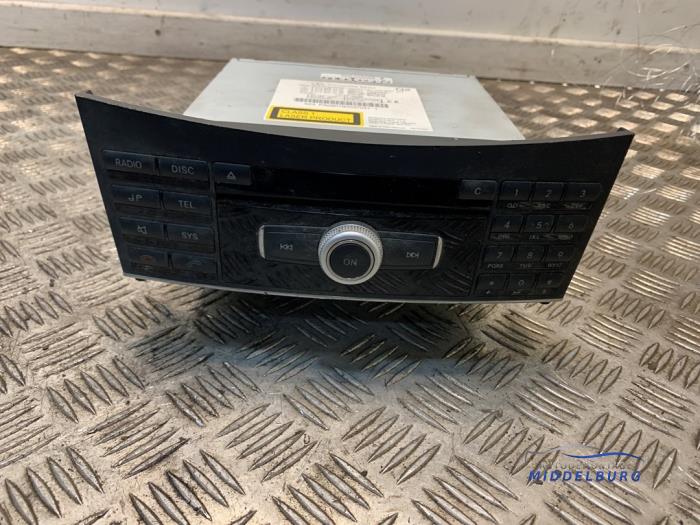 Używane Radio Mercedes E (W212) E-220 CDI 16V BlueEfficiency,BlueTEC Cena € 149,00 Procedura marży oferowane przez Autodemontagebedrijf Middelburg B.V