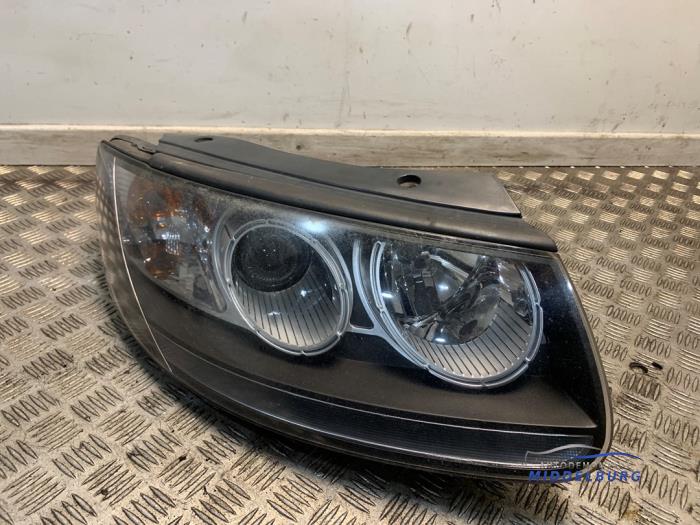 Używane Reflektor prawy Hyundai Santa Fe II (CM) 2.2 CRDi 16V 4x4 Cena € 350,00 Procedura marży oferowane przez Autodemontagebedrijf Middelburg B.V