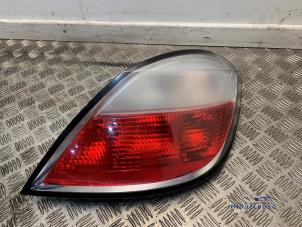 Usagé Feu arrière droit Opel Astra H (L48) 1.6 16V Prix € 14,00 Règlement à la marge proposé par Autodemontagebedrijf Middelburg B.V
