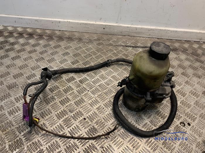 Usagé Pompe de direction Opel Zafira (F75) 2.2 DTI 16V Prix € 62,00 Règlement à la marge proposé par Autodemontagebedrijf Middelburg B.V