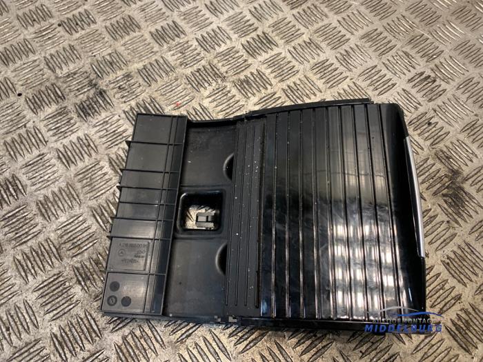 Gebrauchte Getränkehalter Mercedes CLS AMG (C218) 5.5 63 AMG V8 32V Performance package Preis auf Anfrage angeboten von Autodemontagebedrijf Middelburg B.V
