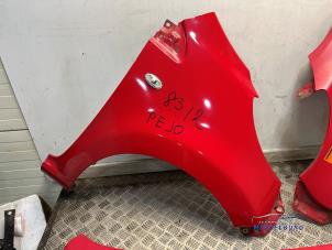 Begagnade Framskärm, höger Peugeot 107 1.0 12V Pris € 85,00 Marginaltabell erbjuds av Autodemontagebedrijf Middelburg B.V