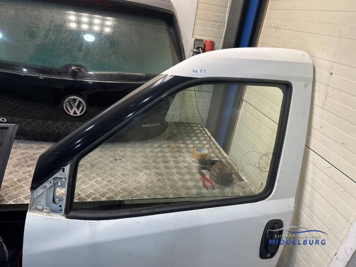 Tür 2-türig links van een Fiat Doblo Cargo (263) 1.3 MJ 16V DPF Euro 5 2011
