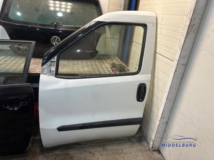 Tür 2-türig links van een Fiat Doblo Cargo (263) 1.3 MJ 16V DPF Euro 5 2011