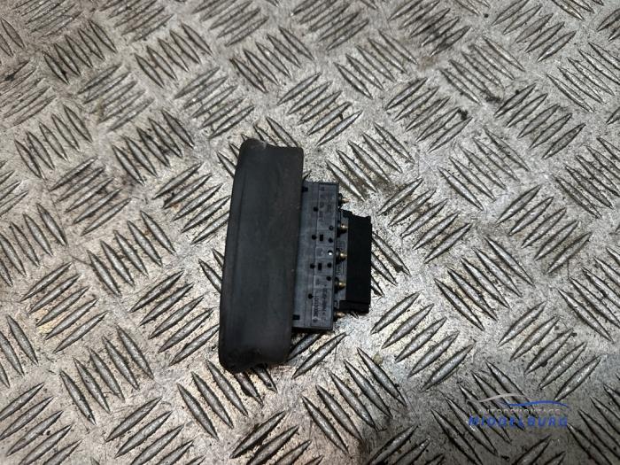 Sliding door contact joint