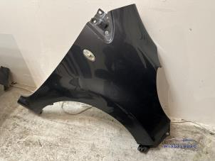Begagnade Framskärm, höger Peugeot 107 1.0 12V Pris € 70,00 Marginaltabell erbjuds av Autodemontagebedrijf Middelburg B.V
