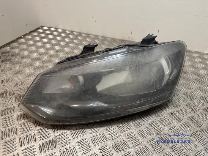 Strålkastare, vänster från en Volkswagen Polo V (6R) 1.2 TDI 12V BlueMotion 2011