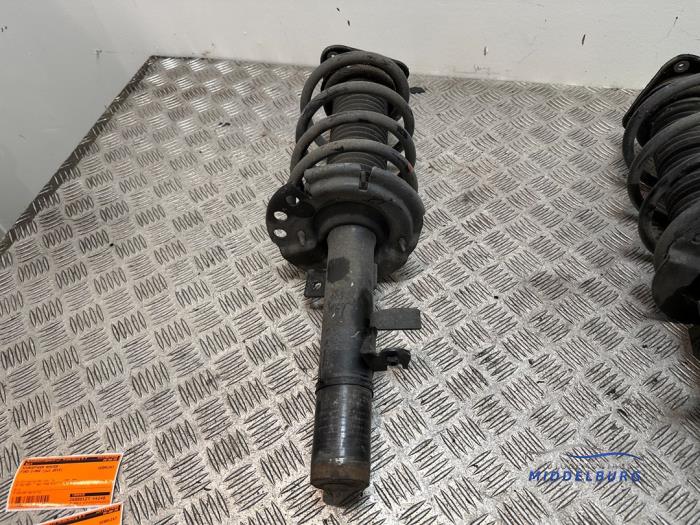 Używane Amortyzator prawy przód Ford C-Max (DXA) 1.5 Ti-VCT EcoBoost 150 16V Cena € 38,00 Procedura marży oferowane przez Autodemontagebedrijf Middelburg B.V