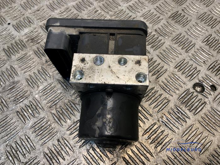Used ABS pump Ford Focus 2 1.6 16V Price € 36,00 Margin scheme offered by Autodemontagebedrijf Middelburg B.V