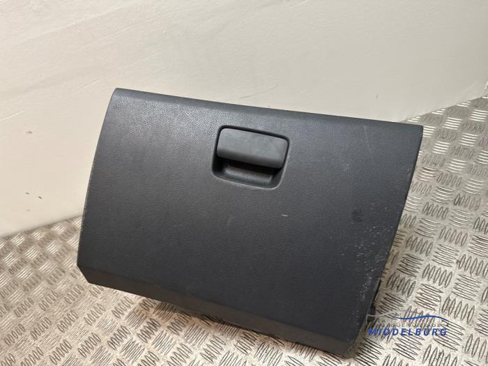 Begagnade Handskfack Mercedes A (W176) 1.5 A-180 CDI, A-180d 16V Pris € 48,00 Marginaltabell erbjuds av Autodemontagebedrijf Middelburg B.V