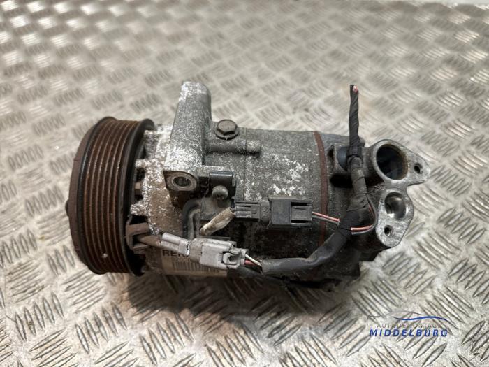 Usagé Compresseur de clim Renault Captur I (2R) 1.2 TCE 16V EDC Prix € 20,00 Règlement à la marge proposé par Autodemontagebedrijf Middelburg B.V