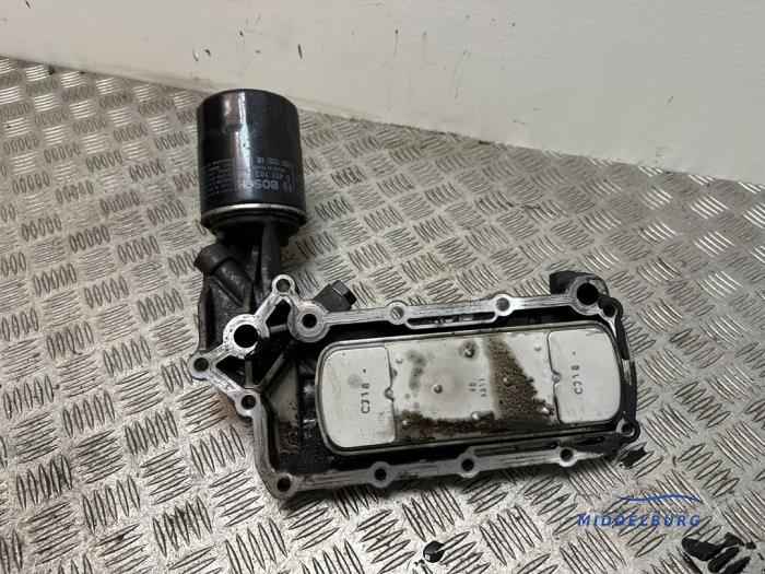 Begagnade Oljefilterhus Hyundai H-300 2.5 CRDi Pris på förfrågan erbjuds av Autodemontagebedrijf Middelburg B.V