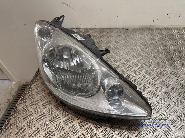 Używane Reflektor prawy Peugeot 1007 (KM) 1.6 GTI,Gentry 16V Cena € 44,00 Procedura marży oferowane przez Autodemontagebedrijf Middelburg B.V