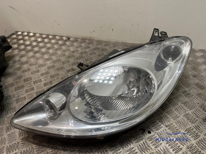Używane Reflektor lewy Peugeot 1007 (KM) 1.6 GTI,Gentry 16V Cena € 44,00 Procedura marży oferowane przez Autodemontagebedrijf Middelburg B.V