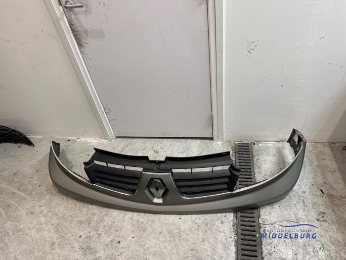 Grill Renault Trafic New (FL), 2001 / 2014 2.0 dCi 16V 115, Skåpbil, Diesel, 1.995cc, 84kW (114pk), FWD, M9R782, 2008-01 / 2014-06, FLAH; FLBH; FLFH; FLGH (Begagnad)