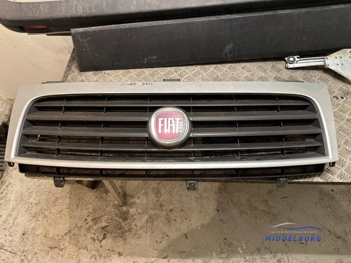 Używane Grill Fiat Scudo (270) 1.6 D Multijet DPF Cena na żądanie oferowane przez Autodemontagebedrijf Middelburg B.V