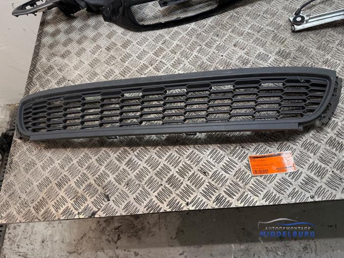 Begagnade Grill Volkswagen Polo V (6R) 1.2 TDI 12V BlueMotion Pris € 29,00 Marginaltabell erbjuds av Autodemontagebedrijf Middelburg B.V