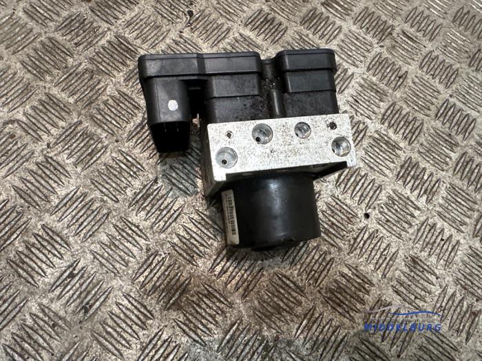 Begagnade ABS-pump Renault Twingo II (CN) 1.2 16V Pris € 12,00 Marginaltabell erbjuds av Autodemontagebedrijf Middelburg B.V