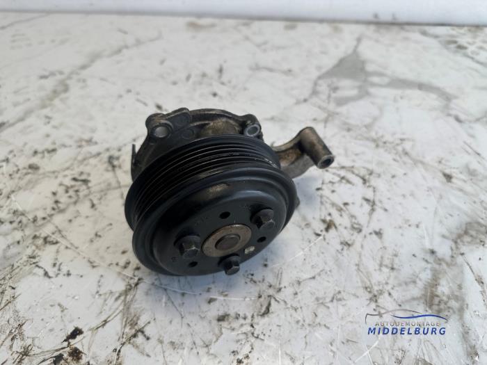 Używane Pompa wodna Ford Focus 3 Wagon 1.0 Ti-VCT EcoBoost 12V 100 Cena € 19,00 Procedura marży oferowane przez Autodemontagebedrijf Middelburg B.V